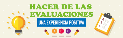 tiene un letrero con letras verdes y azul, el cual dice; hacer de las evaluaciones una experiencia positiva.